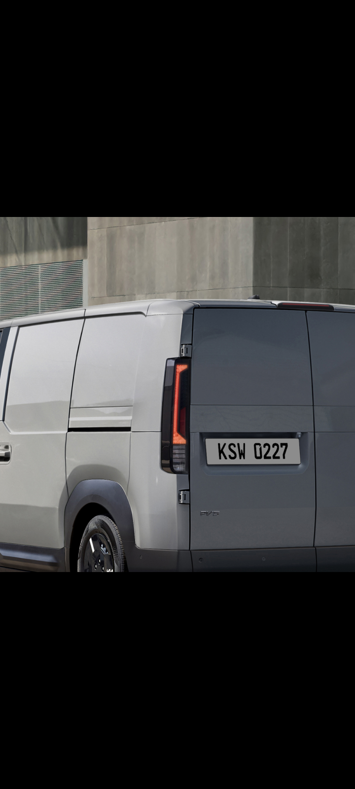 Schrägheckansicht des Kia PV5 Cargo mit sichtbarer Rückleuchte.